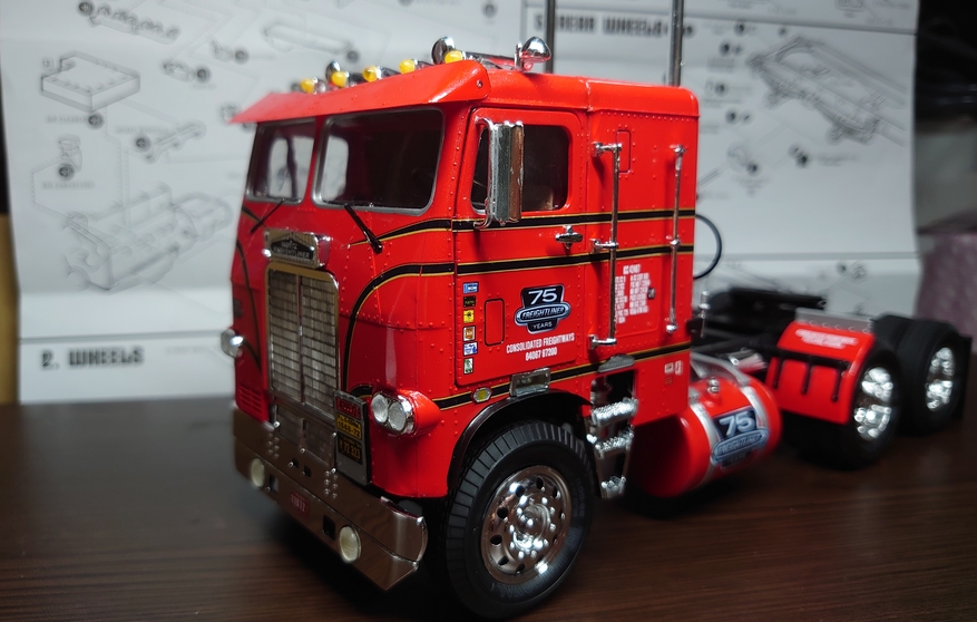 AMT White Freightliner 2-in-1 SC/DD Cabover Tractor (75th Anniversary) 1:25 Scale Model Kit